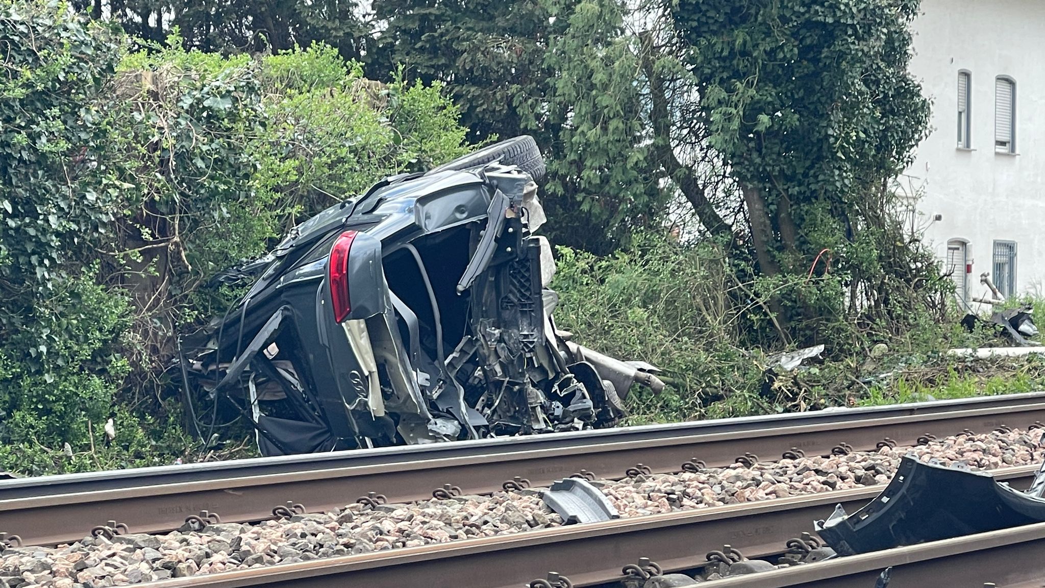 Automobilist ontsnapt aan dood bij aanrijding met trein in Übach