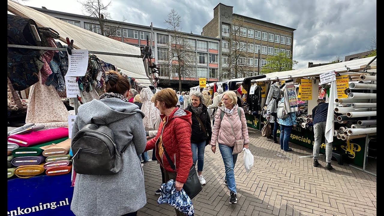 Duitse bezoekers al vroeg massaal aanwezig op stoffenmarkt in Kerkrade op 1 mei