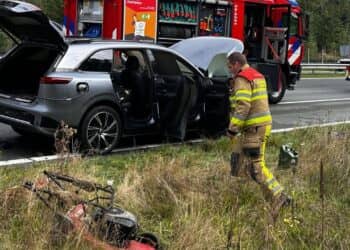 Gewonde bij ongeval op N300: problemen met openen van elektrische auto