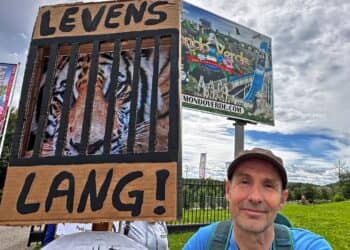 Protestactie bij ingang van Mondo Verde tegen aanwezigheid van dieren