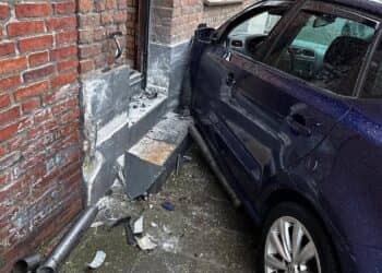 Auto ramt voorgevel huis in Kerkrade