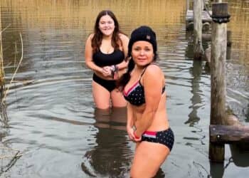 137 mensen nemen een verfrissende Nieuwjaarsduik in vijver bij BloteVoetenPark Brunssum