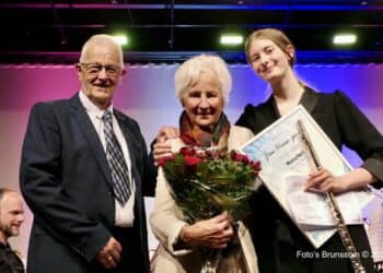 Mischa Marx ontvangt Jan Hesse-prijs tijdens Oranjeconcert in Brikke Oave