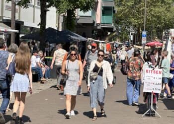 Zon, stoffen en gezelligheid: bruisende drukte in hartje Kerkrade