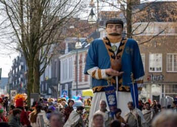 Groot Reuzenfeest voor Bruidspaar Lucius en Amaka