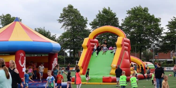 Basisschoolkinderen Beleven Feestelijke Dag in Park Ter Waerden