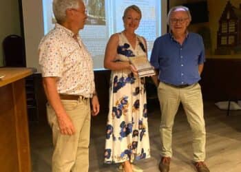 Burgemeester ontvangt eerste exemplaar van boek over Simpelveld en Bocholtz