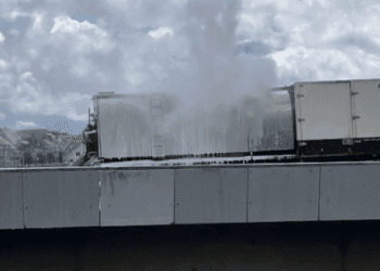 Brandende Vrachtwagen op Wilhelminabrug in Maastricht