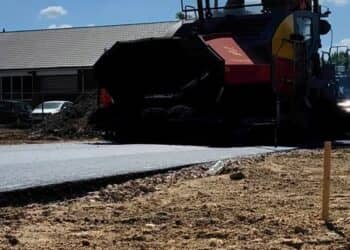 Asfalt en ijs op een zomerse dag in Slakhorst