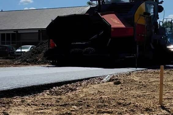 Asfalt en ijs op een zomerse dag in Slakhorst