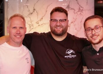 Feestelijke Openingsdrommen bij Broodjesfabrique en Slagerij Huben