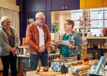 Wethouder Van de Laar ontvangt Wereld Magazine in Wereldwinkel Nuth