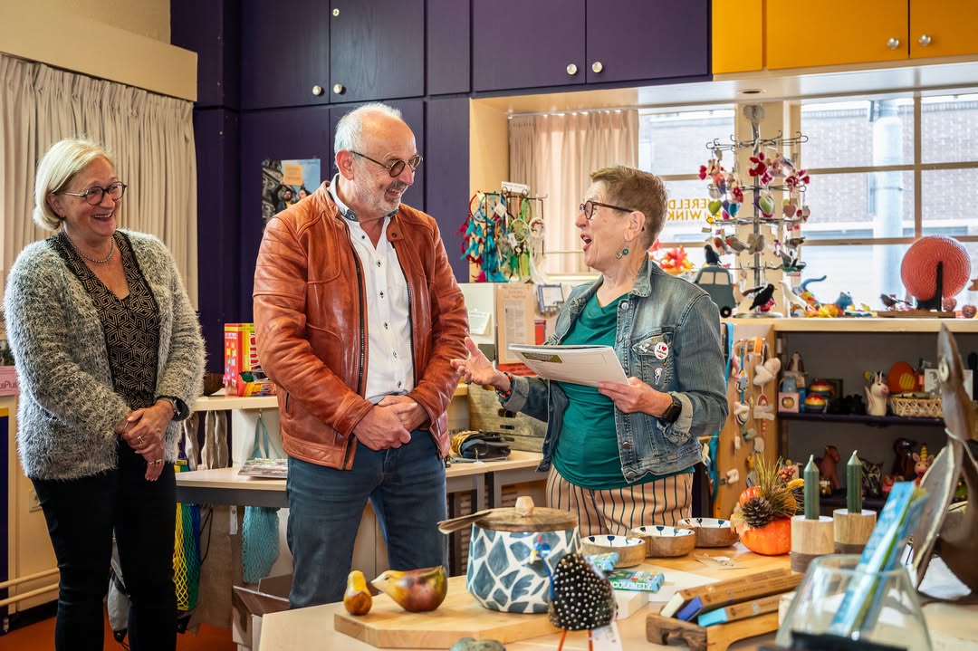 Wethouder Van de Laar ontvangt Wereld Magazine in Wereldwinkel Nuth