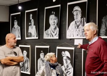 Burgemeester en wethouders ontdekken lokaal kunsttalent in De Parel