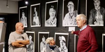 Burgemeester en wethouders ontdekken lokaal kunsttalent in De Parel