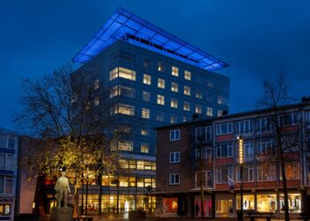 Gemeentegebouw kleurt blauw voor Internationale Kinderrechtendag