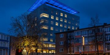 Gemeentegebouw kleurt blauw voor Internationale Kinderrechtendag