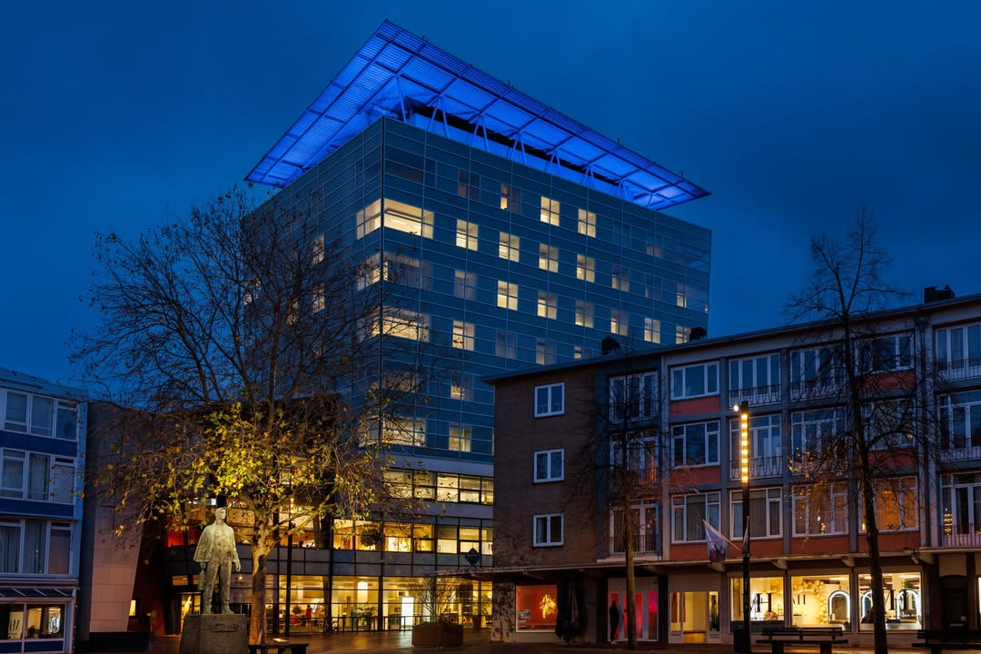 Gemeentegebouw kleurt blauw voor Internationale Kinderrechtendag