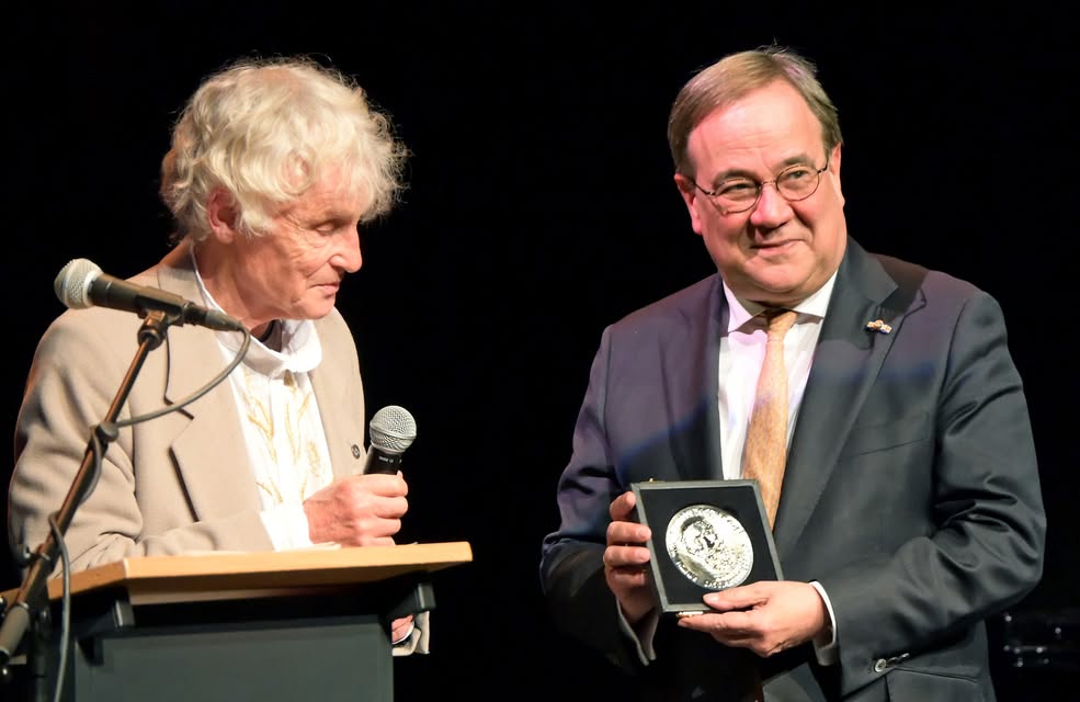 Armin Laschet ontvangt Martin Buber-plaquette