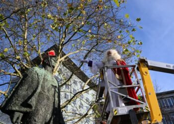 Schrijf een korte en pakkende titel in het Nederlands op basis van de onderstaande Facebooktekst: Wat een fantastisch Sinterklaasweekend! De kids zijn dit weekend verwend en hebben genoten van alle leuke activiteiten en het spelen met de Pieten. Wat een feest! π₯³ Het spannendste moment? Toen onze eigen D’r Joep de mijter van Sinterklaas eventjes ‘leende’. Gelukkig is de mijter weer veilig terug bij de Sint. Pfff, dat was even schrikken! π. Gebruik normale Nederlandse hoofdletterregels: β Begin de titel met een hoofdletter. β Gebruik hoofdletters bij plaatsnamen of namen van personen. β Schrijf de rest van de titel zoals gebruikelijk, zonder onnodige hoofdletters. Geef alleen de titel terug. Geen uitleg of extra tekst.