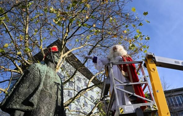 Schrijf een korte en pakkende titel in het Nederlands op basis van de onderstaande Facebooktekst: Wat een fantastisch Sinterklaasweekend! De kids zijn dit weekend  verwend en hebben genoten van alle leuke activiteiten en het spelen met de Pieten. Wat een feest! 🥳 Het spannendste moment? Toen onze eigen D’r Joep de mijter van Sinterklaas eventjes ‘leende’. Gelukkig is de mijter weer veilig terug bij de Sint. Pfff, dat was even schrikken! 😉.    Gebruik normale Nederlandse hoofdletterregels:   – Begin de titel met een hoofdletter.   – Gebruik hoofdletters bij plaatsnamen of namen van personen.   – Schrijf de rest van de titel zoals gebruikelijk, zonder onnodige hoofdletters.  Geef alleen de titel terug. Geen uitleg of extra tekst.