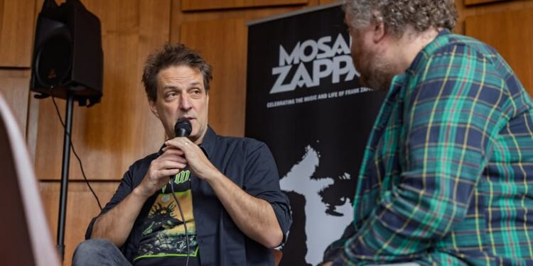 Mosae Zappa Kleurt Buiten De Lijntjes