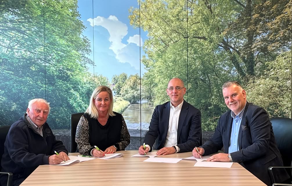 Wethouder Bart Smeets tekent intentieovereenkomst voor 140 woningen in Parkheide Zuid