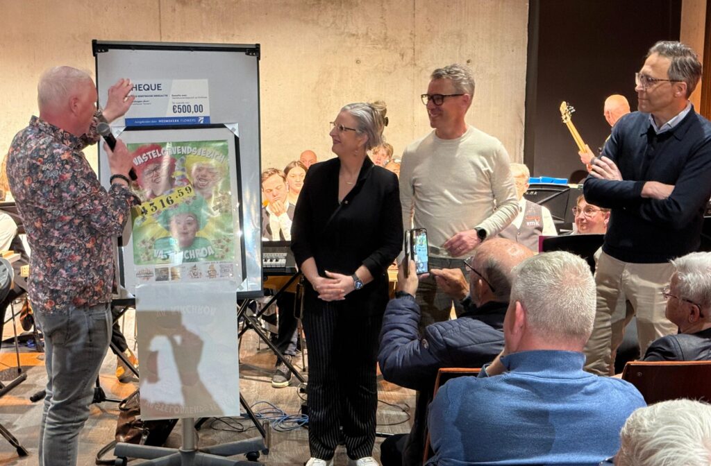 Spektakelband ontvangt cheque tijdens openbare repetitie