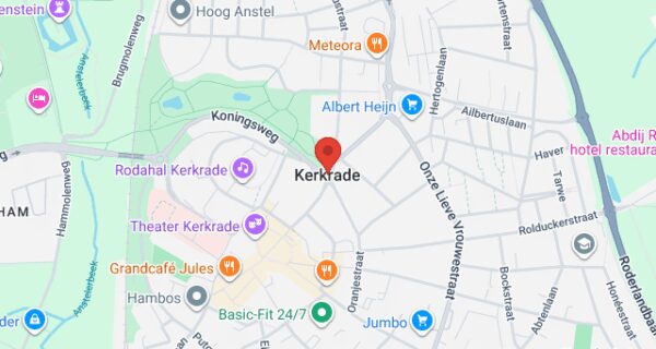 Auto rijdt woning binnen in Kerkrade: Twee gewonden